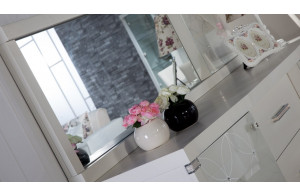 Прямоугольное настенное зеркало в гостиную Мира MIRA-10 белое Прямоугольное настенное зеркало в гостиную Мира MIRA-10 белое